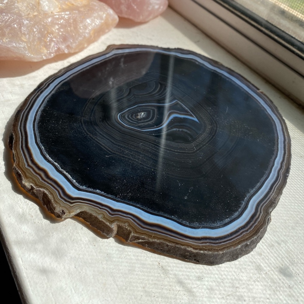 Keyhole geode slice